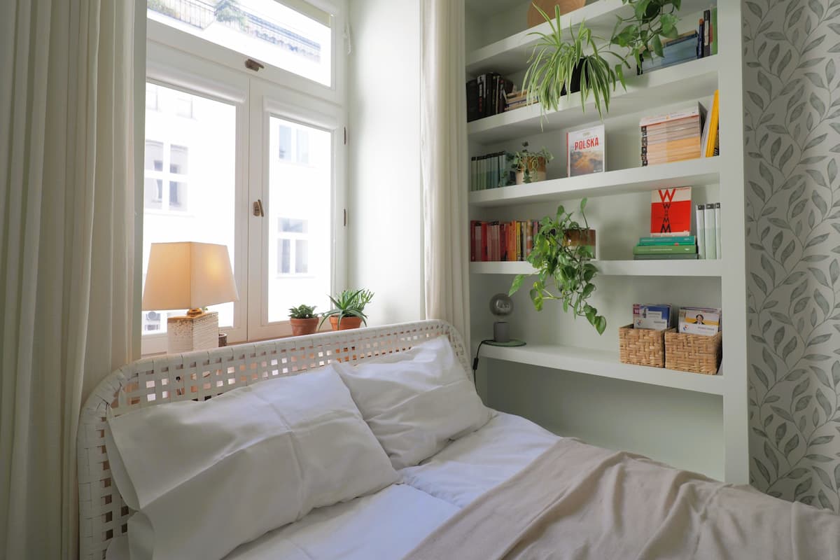 Detal wnętrza z półką i naturalnym światłem